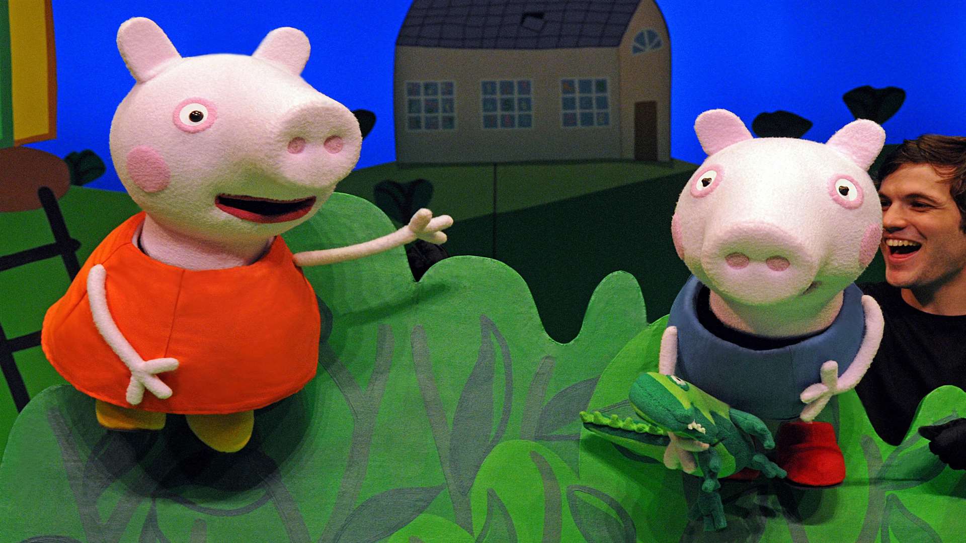 Peppa Pig and George in Peppa Pig's Big Splash