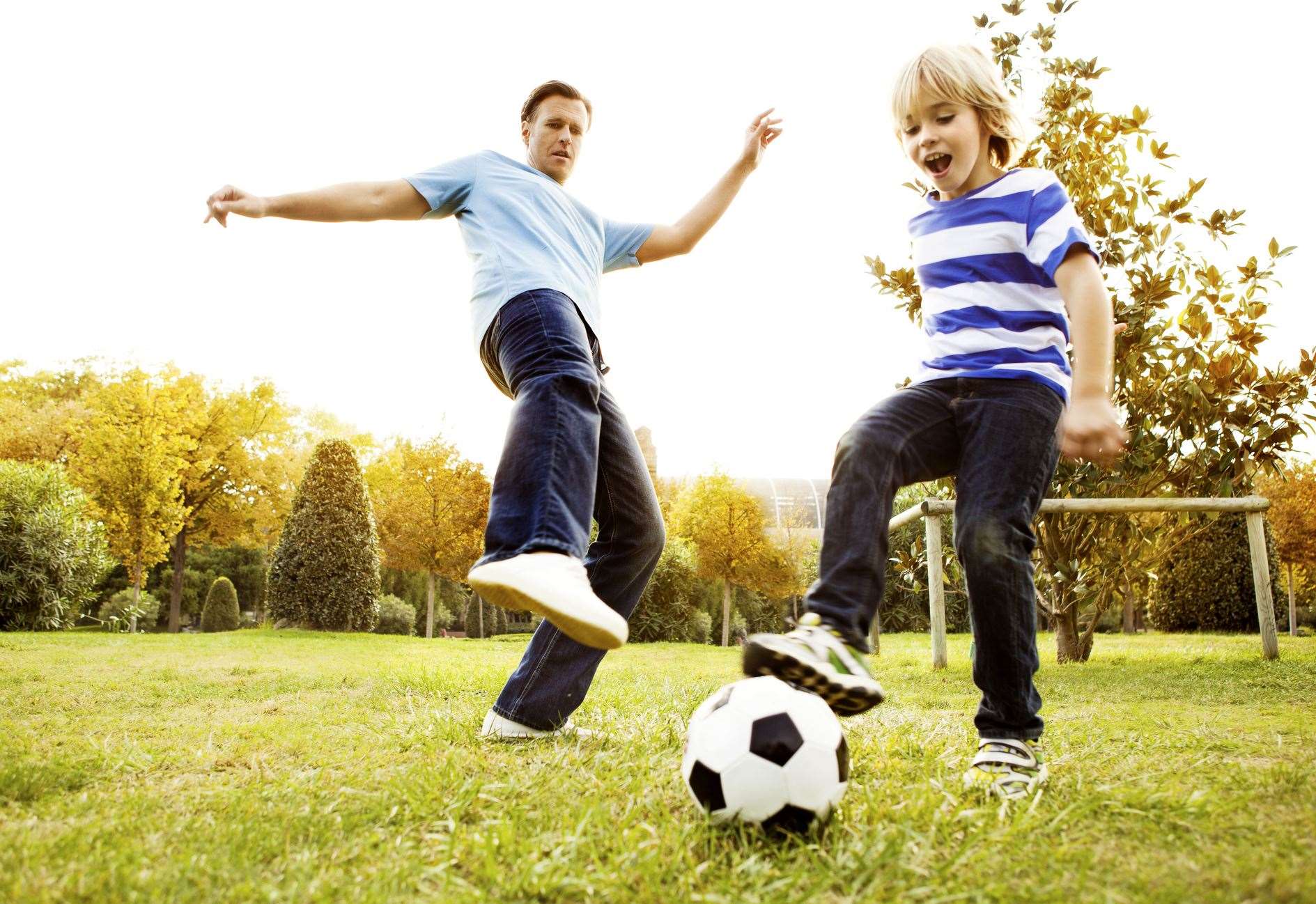 Папы играют в футбол. Футбол с сыном. Родители и дети футбол. Отец и сын футбол. Футбол дети.