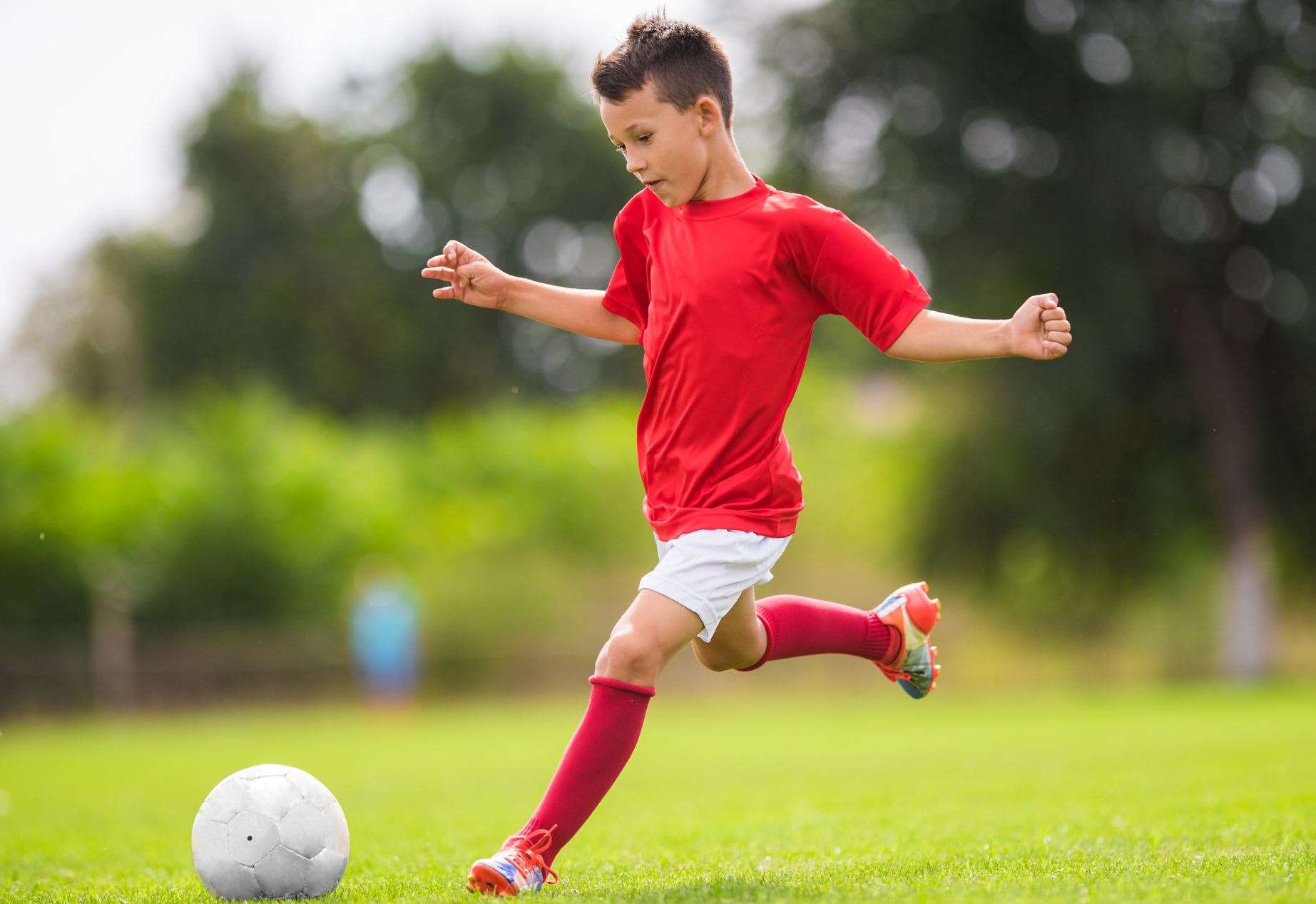How to play sports. Мальчик с мячом. Футбол дети. Ребенок с футбольным мячом. Мальчик с футбольным мячом.