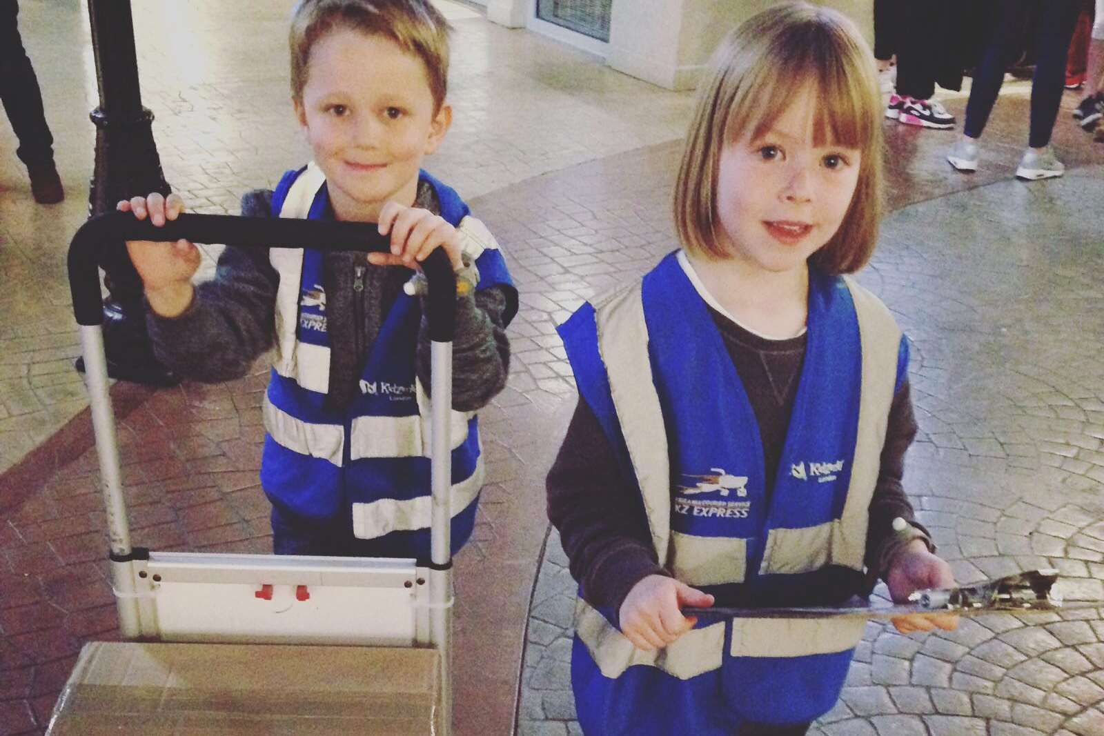 A bit of teamwork to deliver the packages in Kidzania
