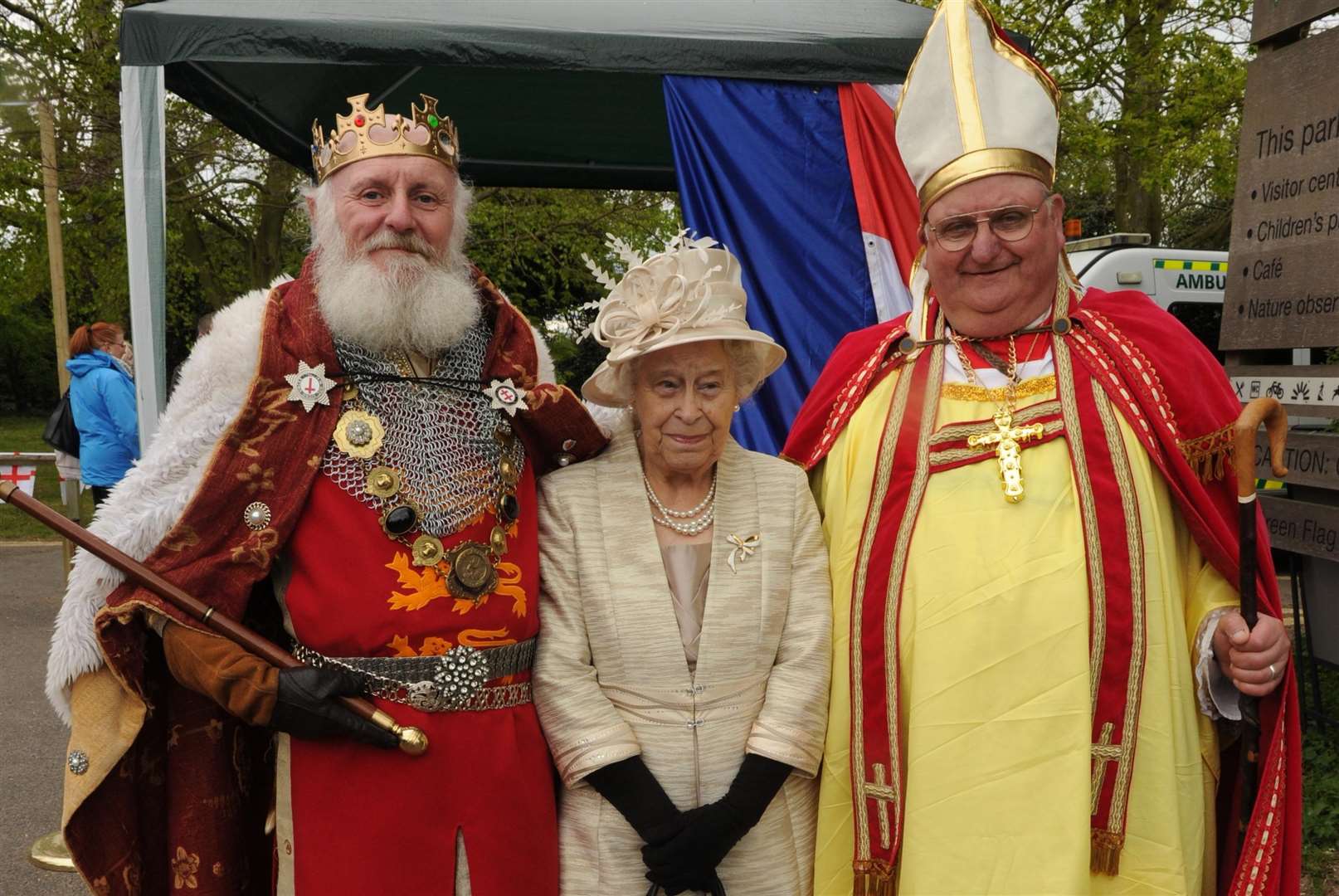 The Queen with friends at the English Festival in 2017