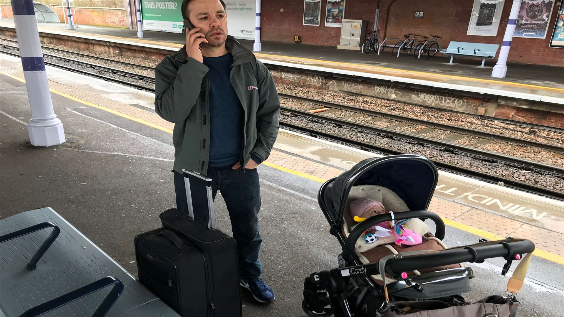 Luna takes a trip to London by train with Charlie and Jay