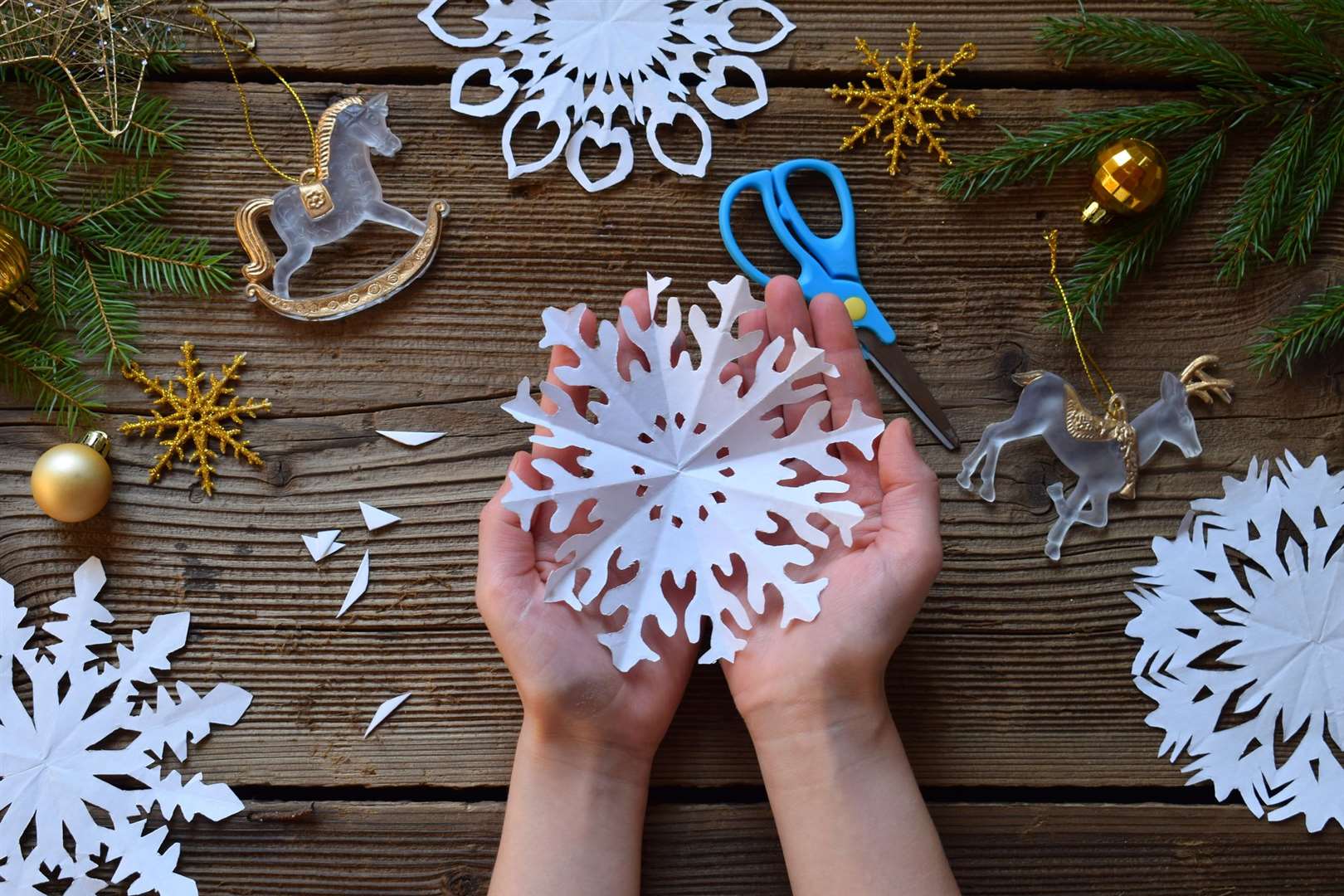 Elves likes to make simple paper snowflakes
