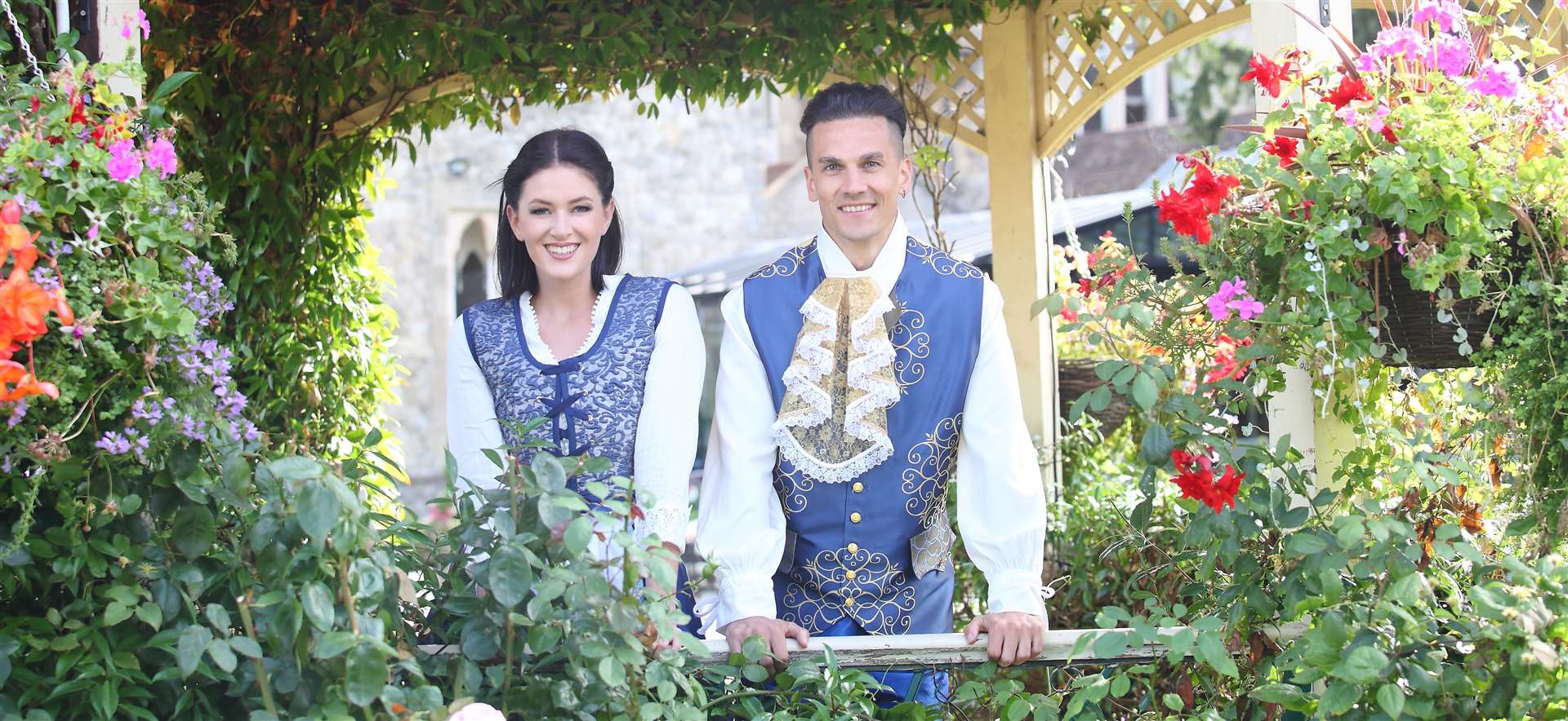 Aaron Sidwell will star in panto in Gravesend