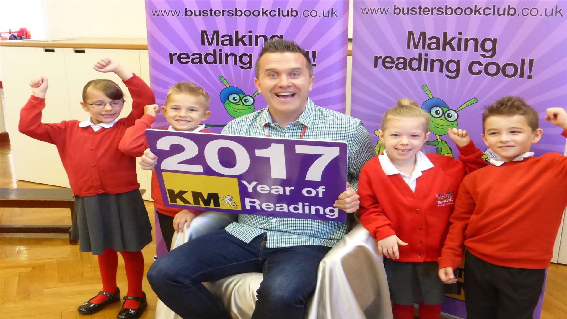 Phil Gallagher - Mister Maker - joins Cherry Class pupils Lucy Tindall, Noah Watkins, Maizie Collins and Kaya Olgunat at Twydall Primary to launch KM's Year of Reading campaign