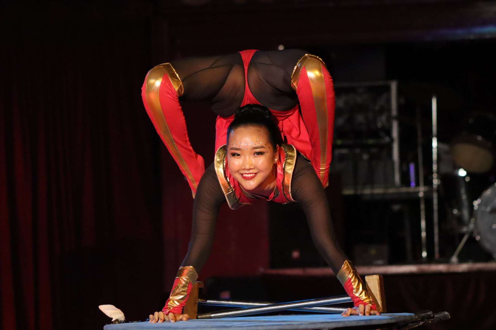 Incredible contortionist Zaya at Santus Circus